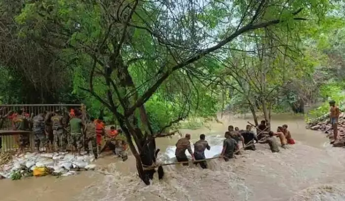 दिल्ली:यमुना नदी का जल स्तर हुआ कम,आईटीओ बैराज के बंद गेटों को खोलने में सेना ने की मदद दिल्ली:यमुना नदी का जल स्तर हुआ कम,आईटीओ बैराज के बंद गेटों को खोलने में सेना ने की मदद