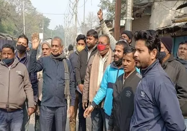 बंदूक की नोक पर आभूषण की दुकान के मालिक को लूटने के आरोप में 27 वर्षीय व्यक्ति और उसकी प्रेमिका गिरफ्तार बंदूक की नोक पर आभूषण की दुकान के मालिक को लूटने के आरोप में 27 वर्षीय व्यक्ति और उसकी प्रेमिका गिरफ्तार