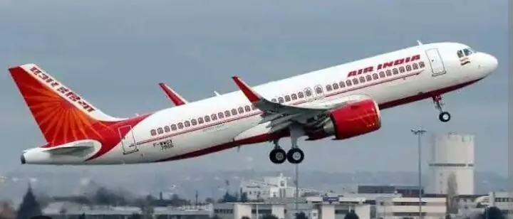 एयर इंडिया विमान में यात्री ने वरिष्ठ अधिकारी को मारा थप्पड़ हुई मारपीट एयर इंडिया विमान में यात्री ने वरिष्ठ अधिकारी को मारा थप्पड़ हुई मारपीट