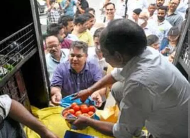 टमाटर की कीमतों में 90 रुपये की गिरावट, केंद्र ने रियायती कीमत पर बेचा