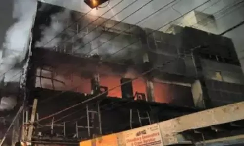 दिल्ली के कनॉट प्लेस में डीसीएम बिल्डिंग की 9वीं मंजिल पर लगी भीषण आग दिल्ली के कनॉट प्लेस में डीसीएम बिल्डिंग की 9वीं मंजिल पर लगी भीषण आग