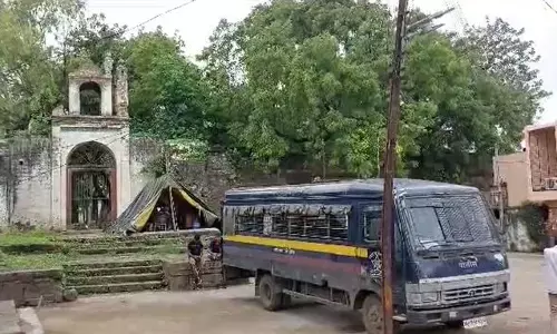 महाराष्ट्र के जलगांव की मस्जिद में कलेक्टर ने नमाज अदा करने पर लगाई रोक, मामला हाईकोर्ट पहुंचा महाराष्ट्र के जलगांव की मस्जिद में कलेक्टर ने नमाज अदा करने पर लगाई रोक, मामला हाईकोर्ट पहुंचा