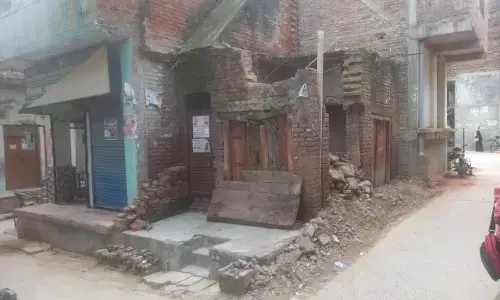 सवर्ण होना बना गुनाह, गरीब को नहीं मिला सरकारी आवास, बरसात में गिरा घर