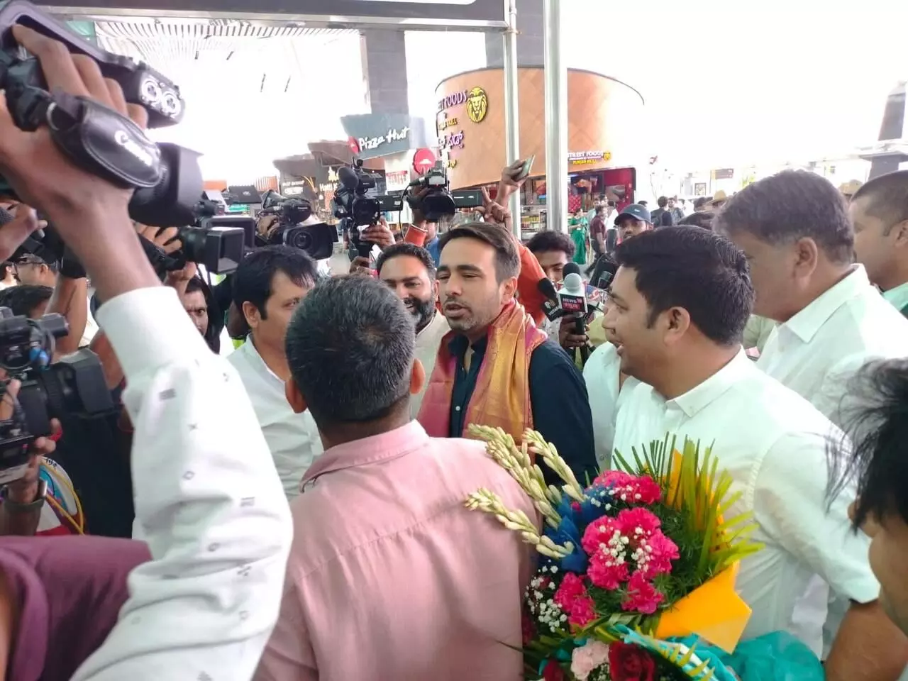 जयंत पहुंचे बेंगलुरू, बैठक में होंगे शामिल जयंत पहुंचे बेंगलुरू, बैठक में होंगे शामिल