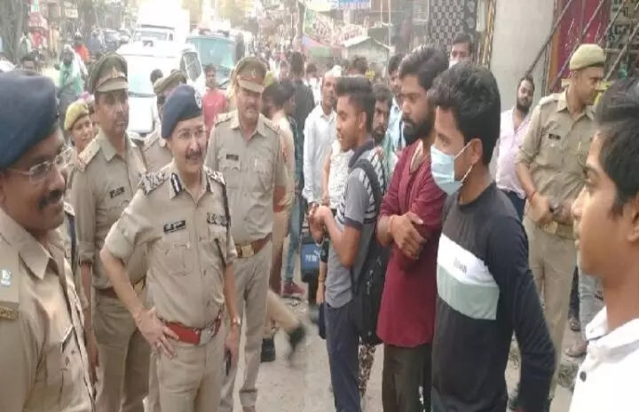 त्योहारी सीजन से पहले नोएडा पुलिस कमिश्नर ने लोगों को शांति बनाए रखने की दी सलाह त्योहारी सीजन से पहले नोएडा पुलिस कमिश्नर ने लोगों को शांति बनाए रखने की दी सलाह