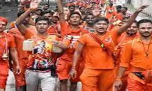 आसिफ खान मन्नत पूरी होने पर लाया कांवड, ग्रामीणों ने की पुष्पवर्षा....