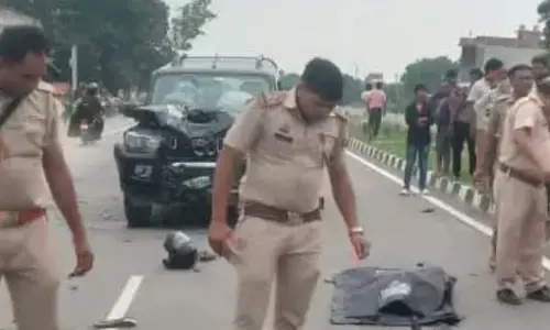 स्कॉर्पियो की टक्कर से बाइक सवार दो लोगों की मौत स्कॉर्पियो की टक्कर से बाइक सवार दो लोगों की मौत