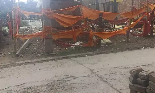 फटीचर से दिखने वाले दबंग कर रहे है करोड़ों की सरकारी जमीन पर कब्जा फटीचर से दिखने वाले दबंग कर रहे है करोड़ों की सरकारी जमीन पर कब्जा