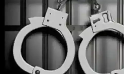 एयू परिसर में तोड़फोड़ के आरोप में दो गिरफ्तार एयू परिसर में तोड़फोड़ के आरोप में दो गिरफ्तार