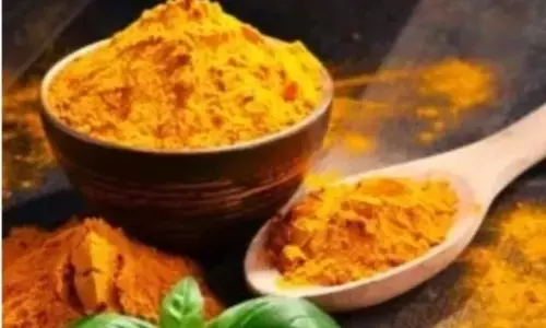 भुनी हुई हल्दी स्क्रब: धूल, धूप का असर आपकी चमक पर पड़ रहा है?अपनाएं इस उपाय को