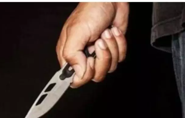 महिला के साथ अफेयर के चलते परिवार वालों ने शक्स की चाकू मारकर कर दी हत्या महिला के साथ अफेयर के चलते परिवार वालों ने शक्स की चाकू मारकर कर दी हत्या