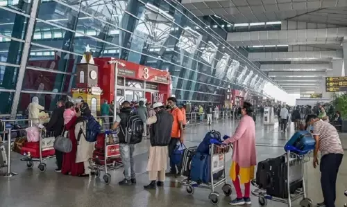 हवाईअड्डे पर हुई बहस,एक फेसबुक पोस्ट और 17 साल बाद मां-बेटे का पुनर्मिलन हवाईअड्डे पर हुई बहस,एक फेसबुक पोस्ट और 17 साल बाद मां-बेटे का पुनर्मिलन