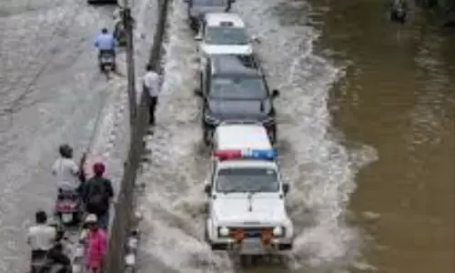 नोएडा प्रशासन ने बाढ़ के बीच यमुना, हिंडन के पास सेल्फी लेने के खिलाफ दी चेतावनी नोएडा प्रशासन ने बाढ़ के बीच यमुना, हिंडन के पास सेल्फी लेने के खिलाफ दी चेतावनी