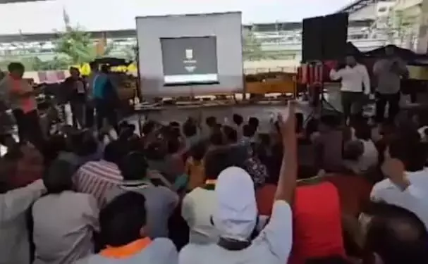 बाढ़ पीड़ितों का हौसला बढ़ाने के लिए दिल्ली राहत शिविर में दिखाई गई बॉलीवुड फिल्म शेरशाह बाढ़ पीड़ितों का हौसला बढ़ाने के लिए दिल्ली राहत शिविर में दिखाई गई बॉलीवुड फिल्म शेरशाह