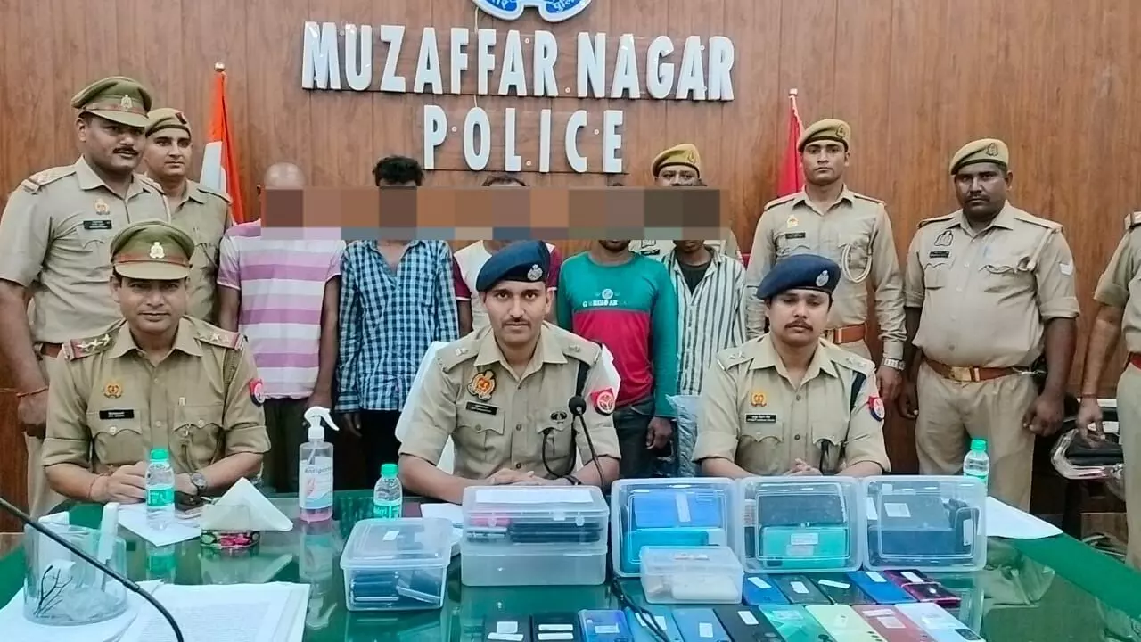 मुजफ्फरनगर पुलिस ने शातिर मोबाइल चोर गैंग को गिरफ्तार कर 100 मोबाइल किए बरामद