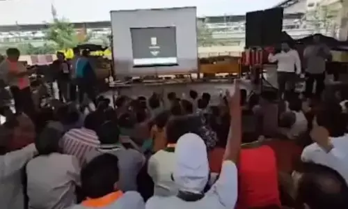 बाढ़ पीड़ितों का हौसला बढ़ाने के लिए दिल्ली राहत शिविर में दिखाई गई बॉलीवुड फिल्म शेरशाह