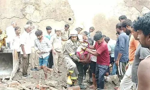 उत्तर प्रदेश: बुलंदशहर के मवई गाँव में गिरा मकान, 4 की मौत उत्तर प्रदेश: बुलंदशहर के मवई गाँव में गिरा मकान, 4 की मौत