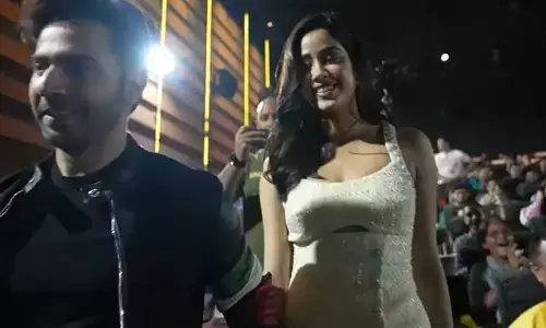 बवाल की स्पेशल स्क्रीनिंग पर फैन्स ने लुटाया प्यार, ट्वीट कर वरुण धवन और जान्हवी कपूर की फिल्म को बताया हिट बवाल की स्पेशल स्क्रीनिंग पर फैन्स ने लुटाया प्यार, ट्वीट कर वरुण धवन और जान्हवी कपूर की फिल्म को बताया हिट