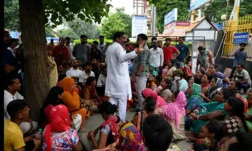 अनियमित बिजली कटौती से परेशान स्थानीय लोगों ने नोएडा-दादरी रोड पर किया विरोध प्रदर्शन