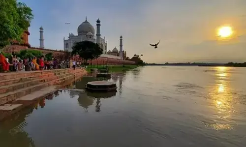 45 साल में पहली बार यमुना की बाढ़ का पानी ताज की बाहरी दीवार तक पहुंचा