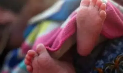 आगरा मे मां के पास सो रहे 5 सप्ताह के बच्चे को उठा ले गई जंगली बिल्ली शव मिला खेतों में