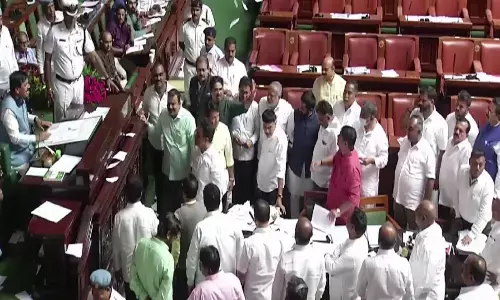 कर्नाटक में BJP के 10 विधायक हुए सस्पेंड, जानिए- क्या है पूरा मामला? कर्नाटक में BJP के 10 विधायक हुए सस्पेंड, जानिए- क्या है पूरा मामला?