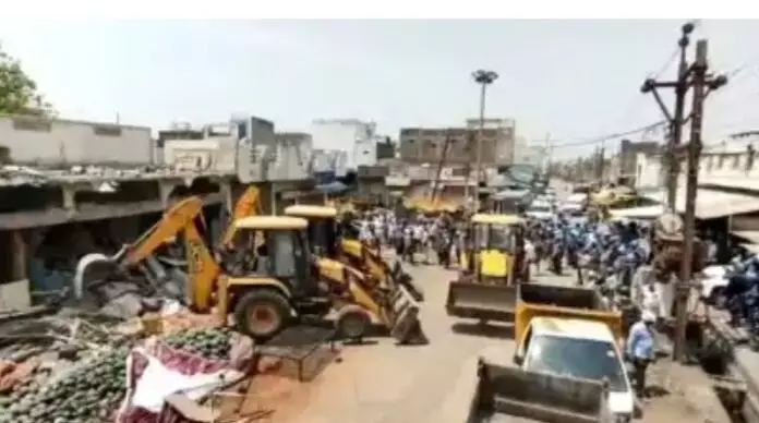 एमपी में धार्मिक जुलूस पर पानी थूकने पर 3 लोगों के गिराए गए मकानों के अवैध हिस्से एमपी में धार्मिक जुलूस पर पानी थूकने पर 3 लोगों के गिराए गए मकानों के अवैध हिस्से