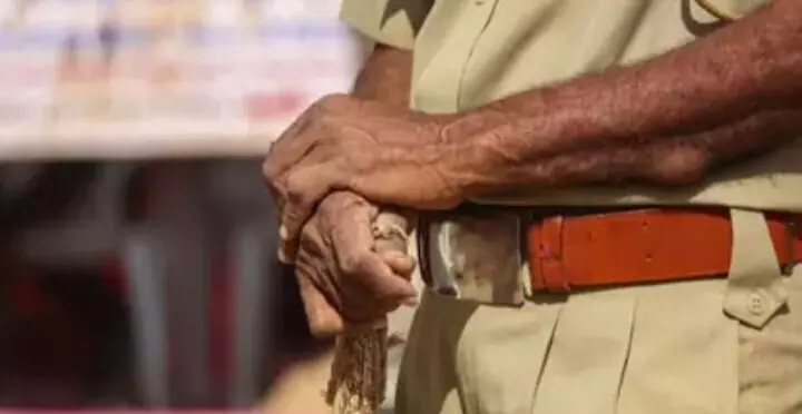 एक व्यक्ति की पिटाई करने के आरोप में दो पुलिसकर्मी निलंबित एक व्यक्ति की पिटाई करने के आरोप में दो पुलिसकर्मी निलंबित