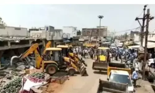 एमपी में धार्मिक जुलूस पर पानी थूकने पर 3 लोगों के गिराए गए मकानों के अवैध हिस्से एमपी में धार्मिक जुलूस पर पानी थूकने पर 3 लोगों के गिराए गए मकानों के अवैध हिस्से