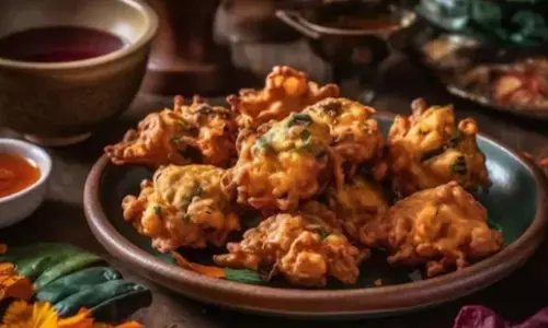 मानसून के दौरान हमें गर्मागर्म पकौड़ा और समोसा खाने की इच्छा क्यों होती है?