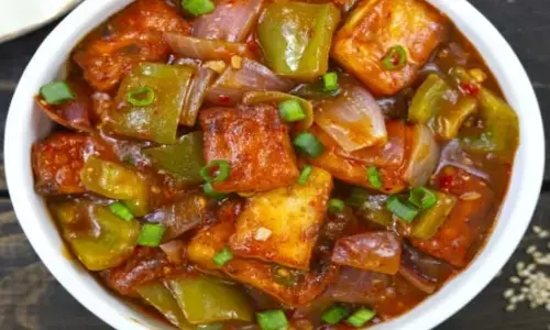 चिली पनीर रेसिपी: अपनी मां को दें किचन से छुट्टी, डिनर में बनाएं ये स्वादिष्ट डिश