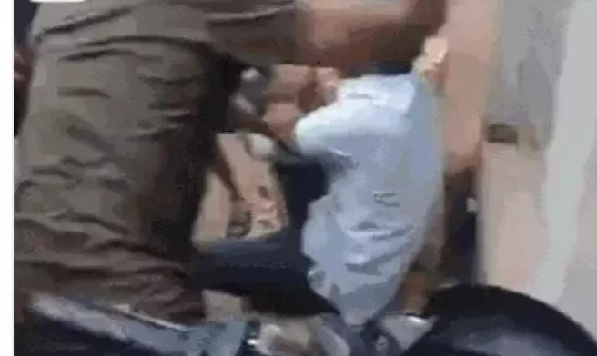 शिक्षक ने लड़कों को लड़कियों के साथ कोचिंग पढ़ाने से किया मना तो दबंगों ने शिक्षक को घेरकर कर दी जोरदार पिटाई