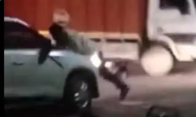 रोडरेज: शख्स को कार के बोनट पर 300 मीटर तक घसीटा; नोएडा में ड्राइवर गिरफ्तार रोडरेज: शख्स को कार के बोनट पर 300 मीटर तक घसीटा; नोएडा में ड्राइवर गिरफ्तार