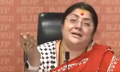 कैमरे पर रो पड़ीं बीजेपी की लॉकेट चटर्जी, टीएमसी के गुंडों पर लगाया यौन शोषण का आरोप