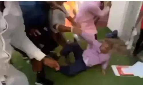 यूपी के गोरखपुर में एबीवीपी के सदस्यों ने विश्वविद्यालय में कुलपति,रजिस्ट्रार और पुलिस की की पिटाई