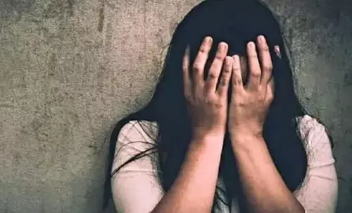 बेगुसराय: युवा छात्र के साथ आपत्तिजनक स्थिति में मिले संगीत शिक्षक, लोगों ने की जमकर धुनाई बेगुसराय: युवा छात्र के साथ आपत्तिजनक स्थिति में मिले संगीत शिक्षक, लोगों ने की जमकर धुनाई