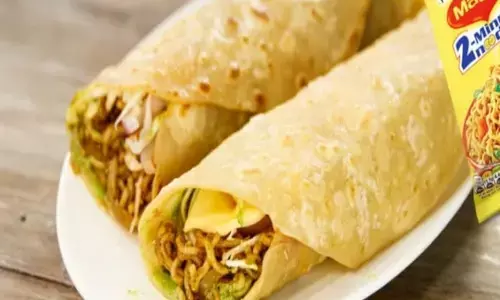 मैगी स्टफ्ड रोल: क्या आपको खाने का शौक है? आज़माएँ इस रोल रेसिपी को