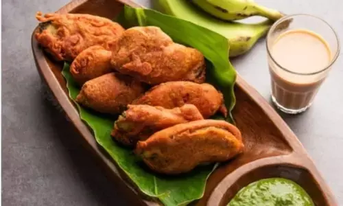 बनाना पकौड़ा रेसिपी: कुछ अलग खाने का मन है तो ट्राई करें केले के पकौड़े