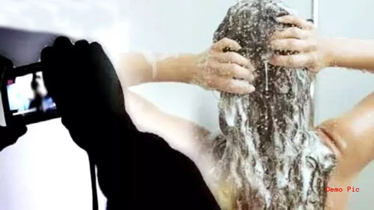 बाथरूम के रोशनदान में मोबाइल रख नहा रही लड़की का वीडियो बना रहा था पुलिस इंस्पेक्टर का बेटा, गिरफ्तार