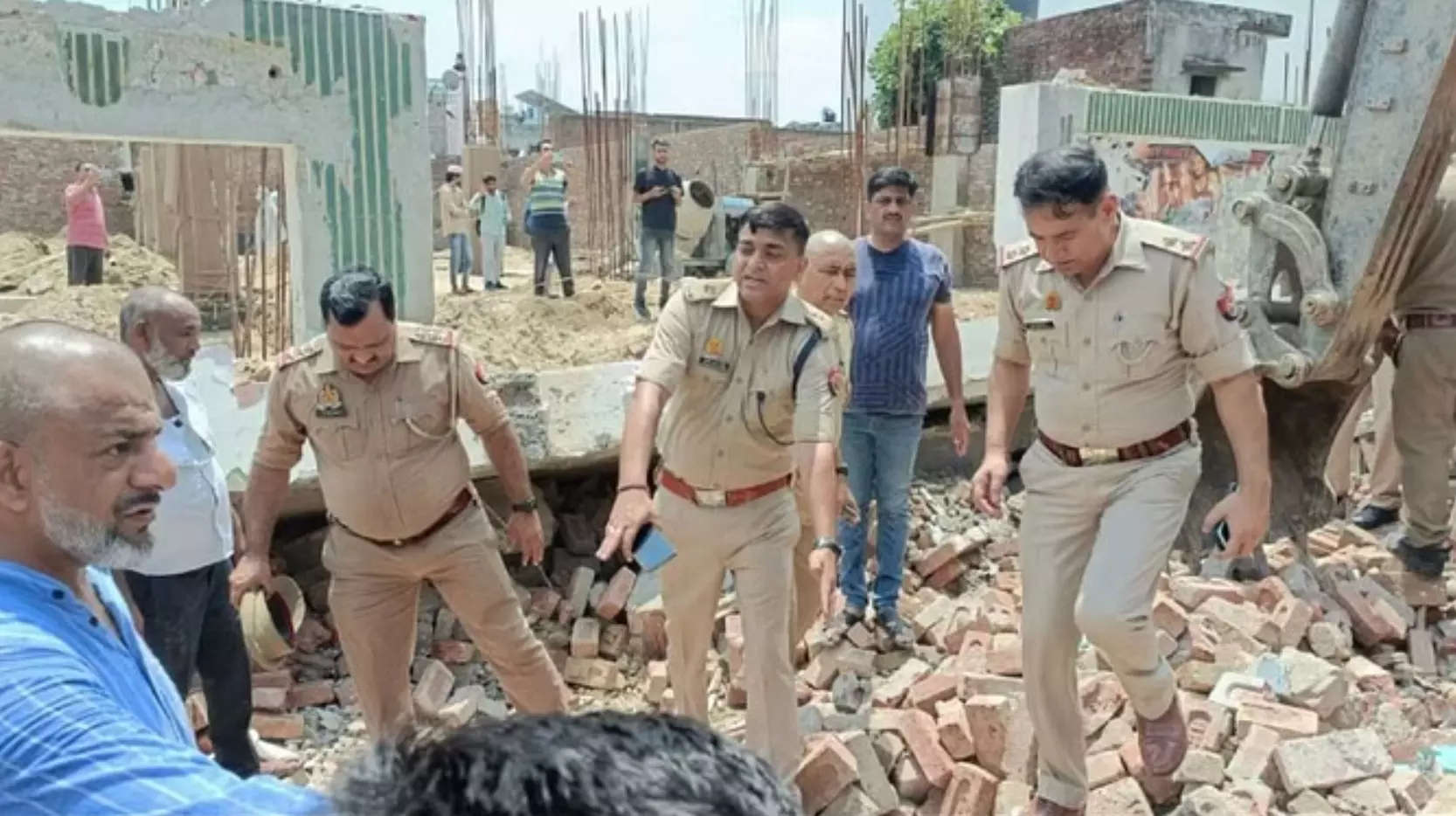 अमरोहा में बड़ा हादसा : निर्माणाधीन सिनेमाघर की दीवार भरभरा कर गिरी, नौ मजदूर दबे, दो की मौत, रेस्क्यू जारी अमरोहा में बड़ा हादसा : निर्माणाधीन सिनेमाघर की दीवार भरभरा कर गिरी, नौ मजदूर दबे, दो की मौत, रेस्क्यू जारी