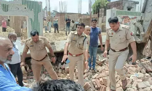 अमरोहा में बड़ा हादसा : निर्माणाधीन सिनेमाघर की दीवार भरभरा कर गिरी, नौ मजदूर दबे, दो की मौत, रेस्क्यू जारी अमरोहा में बड़ा हादसा : निर्माणाधीन सिनेमाघर की दीवार भरभरा कर गिरी, नौ मजदूर दबे, दो की मौत, रेस्क्यू जारी