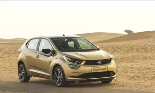 टाटा अल्ट्रोज़ को मिले 2 नए वेरिएंट, इलेक्ट्रिक सनरूफ को अब और अधिक किफायती हुआ