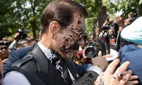 सहारा में किसके पैसे लगे हैं?