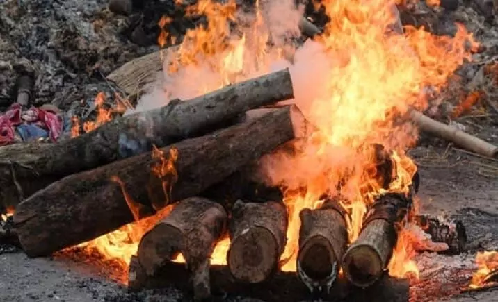 अलौकिक शक्तियां हासिल करने के लिए दो लोगों ने खाया अधजला अविवाहित महिला का मांस अलौकिक शक्तियां हासिल करने के लिए दो लोगों ने खाया अधजला अविवाहित महिला का मांस