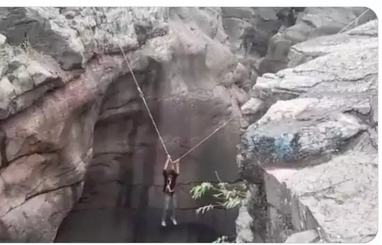 अजंता गुफाओं में सेल्फी के लिए पोज देते समय एक व्यक्ति फिसला तेज झरने में अजंता गुफाओं में सेल्फी के लिए पोज देते समय एक व्यक्ति फिसला तेज झरने में