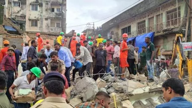 Breaking News : गुजरात के जूनागढ़ में गिरी दो मंजिला इमारत, कुछ लोगों के दबे होने की आशंका