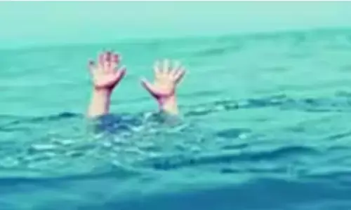 हमीरपुर: पड़ोसियों से झगड़े के बाद लड़की ने नदी में लगाई छलांग, 2 पुलिसकर्मी निलंबित हमीरपुर: पड़ोसियों से झगड़े के बाद लड़की ने नदी में लगाई छलांग, 2 पुलिसकर्मी निलंबित