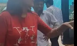 महिला ने कैब ड्राइवर को 12 घंटे तक कराया सफर, फिर ड्राइवर के साथ की मारपीट और नहीं दिया 2000 का बिल महिला ने कैब ड्राइवर को 12 घंटे तक कराया सफर, फिर ड्राइवर के साथ की मारपीट और नहीं दिया 2000 का बिल