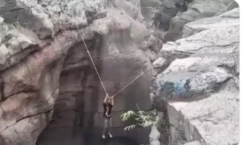 अजंता गुफाओं में सेल्फी के लिए पोज देते समय एक व्यक्ति फिसला तेज झरने में अजंता गुफाओं में सेल्फी के लिए पोज देते समय एक व्यक्ति फिसला तेज झरने में