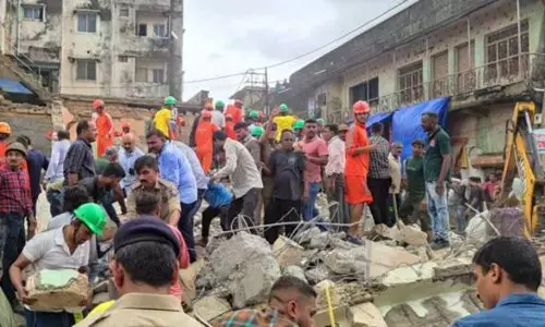 Breaking News : गुजरात के जूनागढ़ में गिरी दो मंजिला इमारत, कुछ लोगों के दबे होने की आशंका